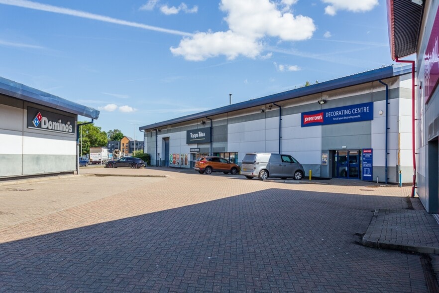 Units 1-5 Mill Way Trading Estate portfolio of 4 properties for sale on LoopNet.ca - Building Photo - Image 3 of 14