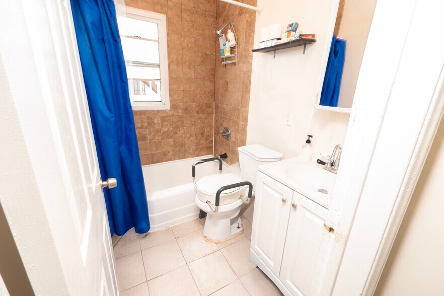 1931 W 35th Pl, Los Angeles, CA à vendre - Photo du bâtiment - Image 2 de 12