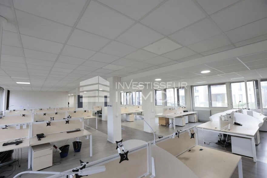 Office in Boissy Saint Leger for lease - Building Photo - Image 2 of 7
