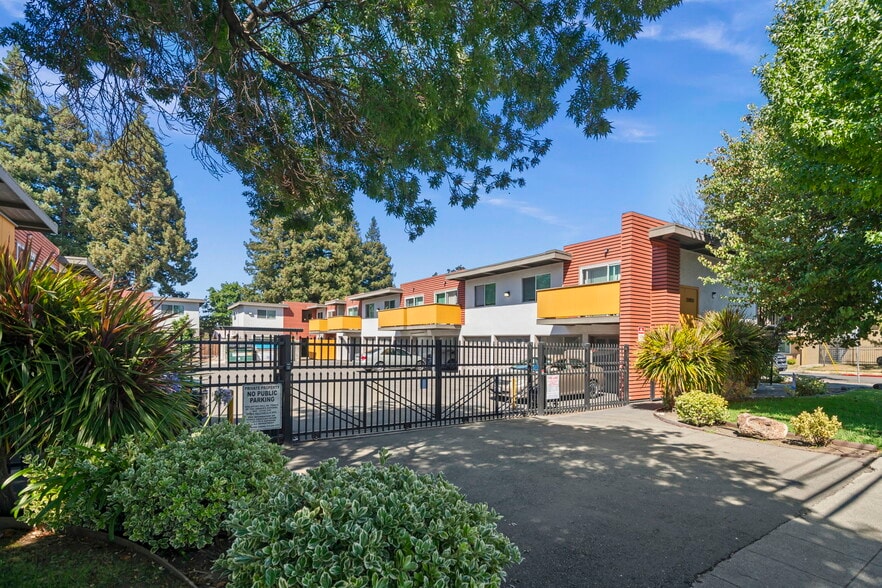 25013-25021 Cypress Ave, Hayward, CA for sale - Building Photo - Image 3 of 20