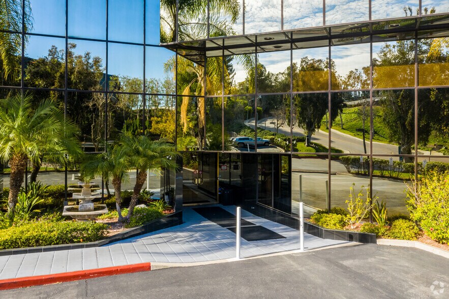 23201 Mill Creek Dr, Laguna Hills, CA à louer - Photo du bâtiment - Image 3 de 6