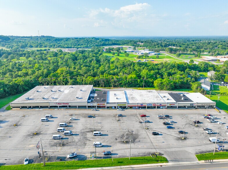 1750-1804 Mooresville Hwy, Lewisburg, TN à louer - Photo du bâtiment - Image 2 de 11