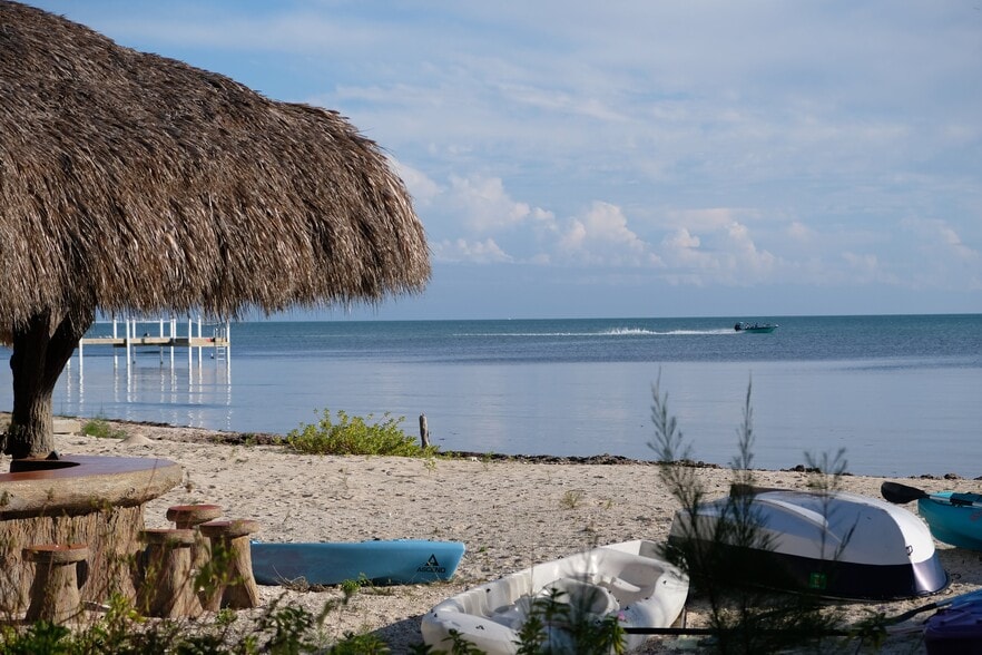 Barnicle Bed and Breakfast -Big Pine Key portfolio of 2 properties for sale on LoopNet.ca - Building Photo - Image 3 of 101