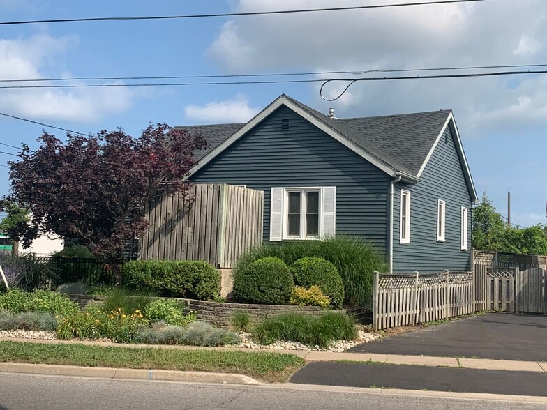 249 Carlton St, St Catharines, ON for sale - Primary Photo - Image 1 of 1