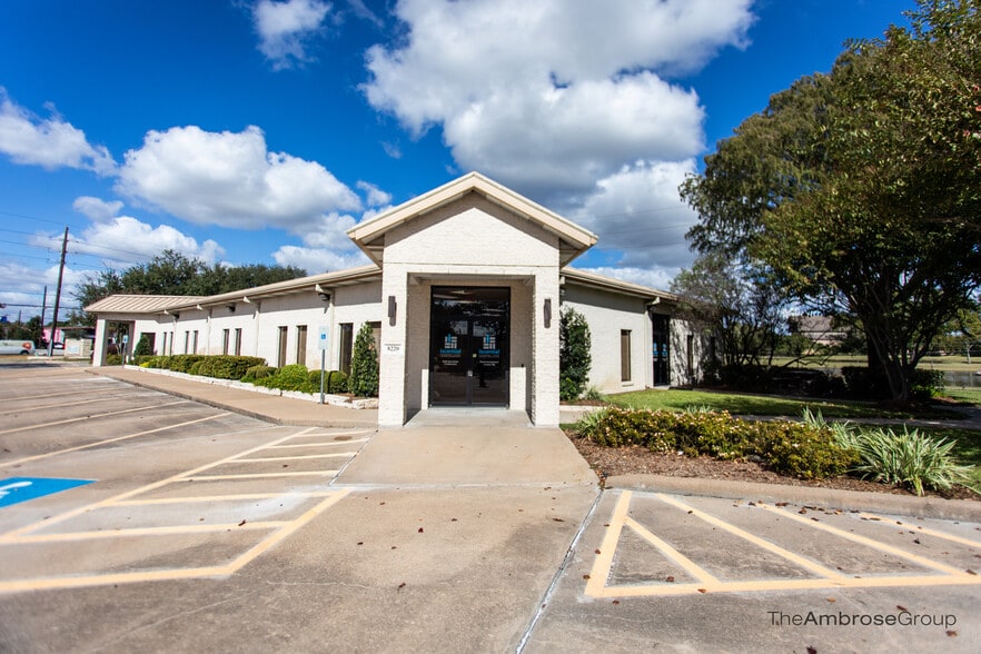 8220 Jones Rd, Houston, TX for sale - Building Photo - Image 2 of 10