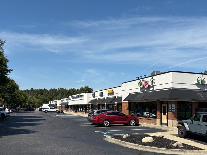 2010-2118 W Auburn Rd, Rochester Hills, MI for lease - Building Photo - Image 2 of 4