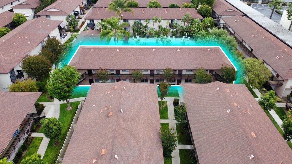 549 N Tustin Ave, Santa Ana, CA à vendre - Photo du bâtiment - Image 2 de 12