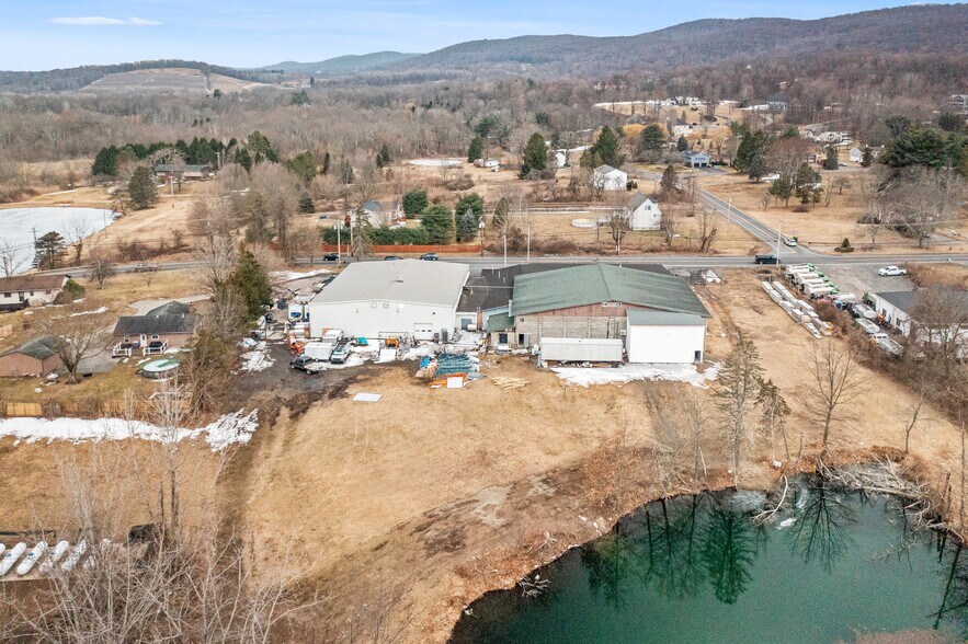 381 Vineyard Ave, Highland, NY à vendre - Photo du bâtiment - Image 2 de 31