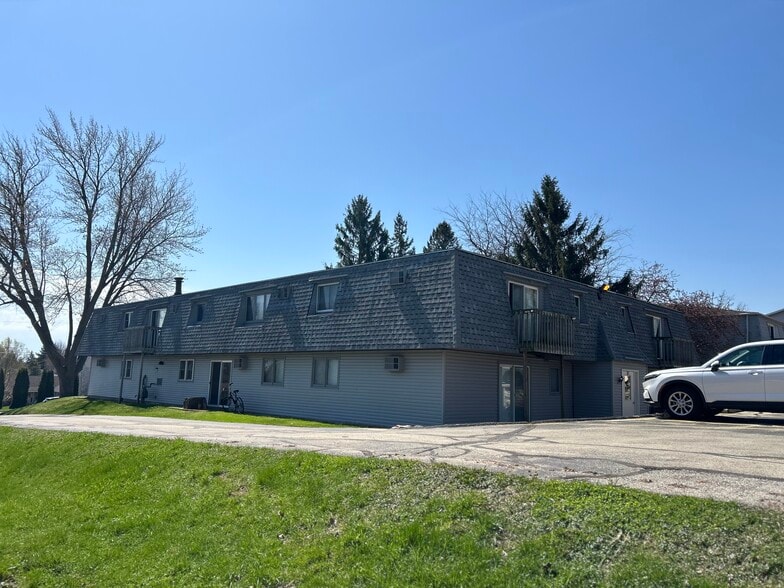 201 Weed St, Fox Lake, WI for sale - Building Photo - Image 3 of 18