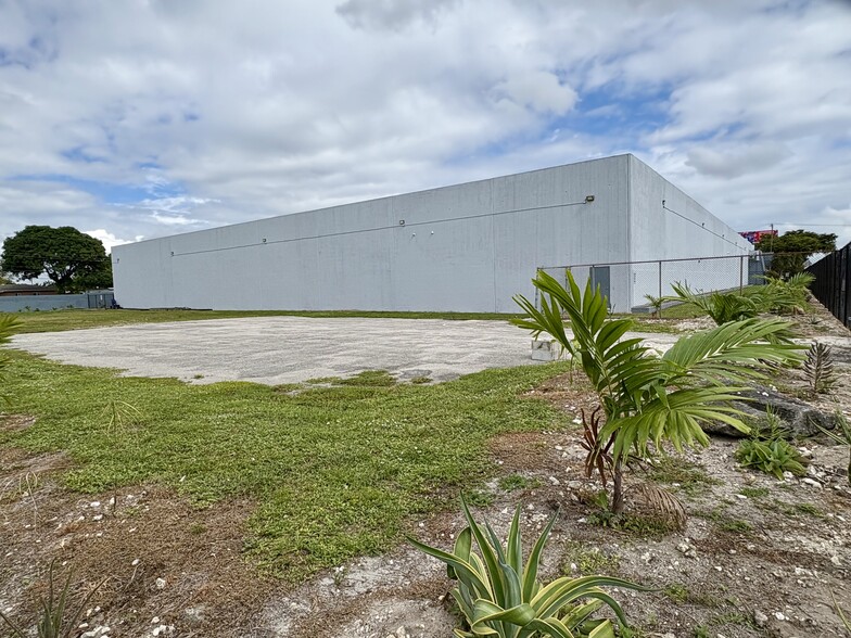 4401 Nw 167th St, Miami Gardens, FL for lease - Building Photo - Image 3 of 10
