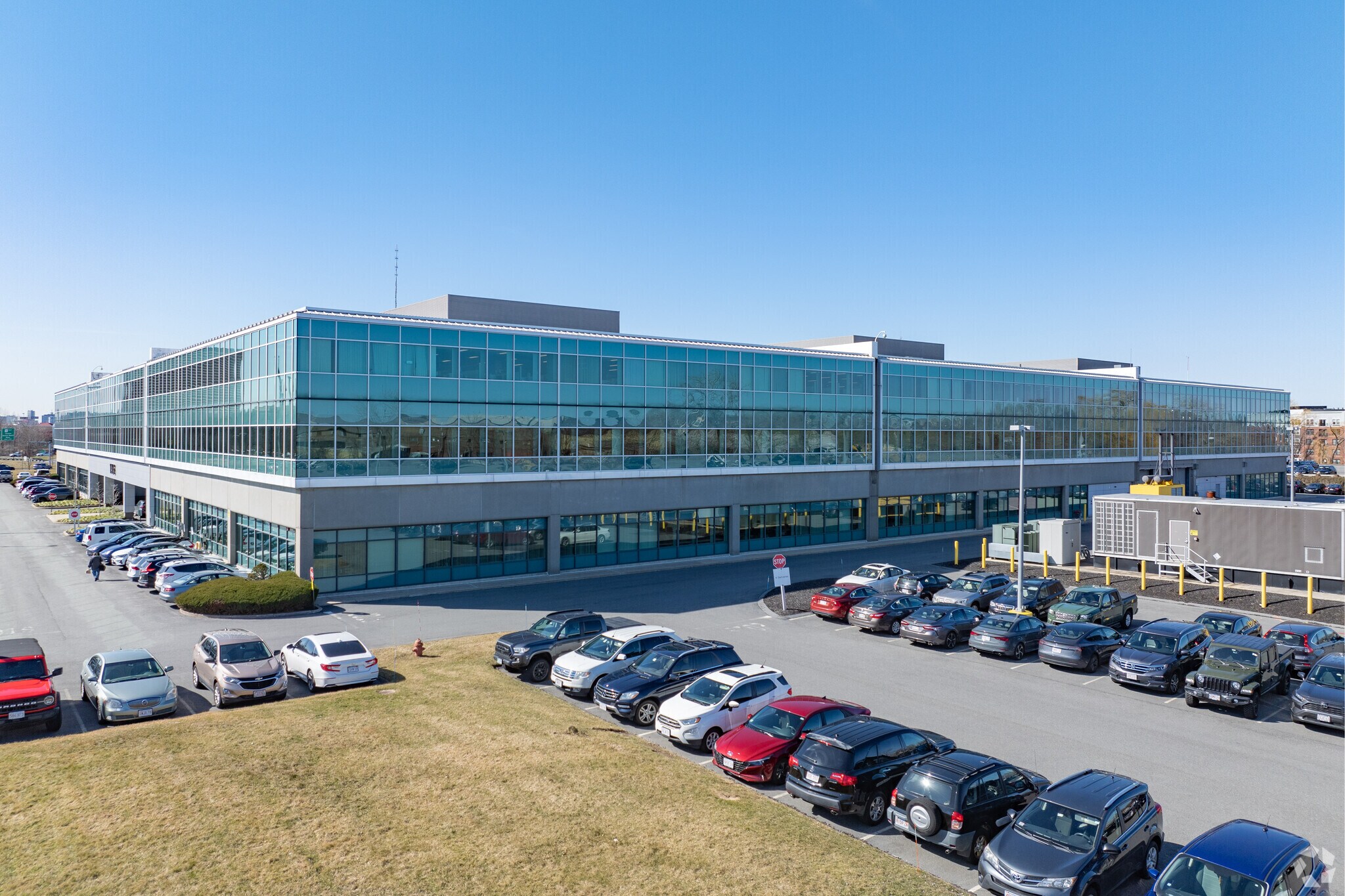 135 Santilli Hwy, Everett, MA à louer Photo principale- Image 1 de 17
