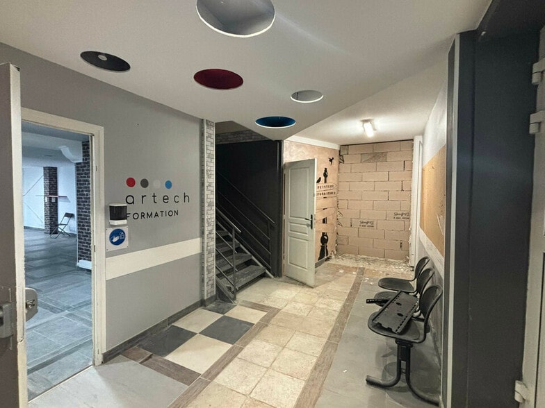 Retail in Martigues for lease - Interior Photo - Image 2 of 12