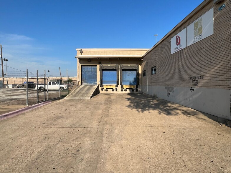 925 111th St, Arlington, TX à louer - Photo du bâtiment - Image 3 de 13