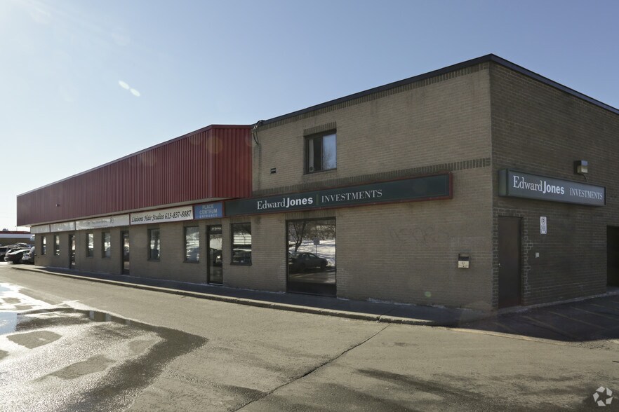 210 Centrum Blvd, Ottawa, ON à louer - Photo du bâtiment - Image 3 de 6