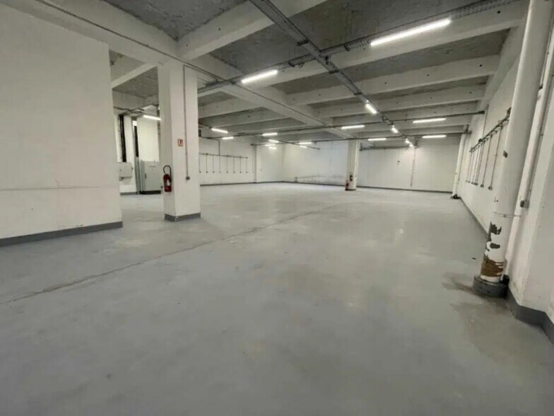 Flex in Paris for lease - Interior Photo - Image 1 of 5