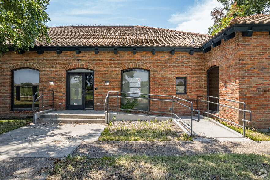 2323 N Walton Walker Blvd, Dallas, TX for lease - Building Photo - Image 2 of 23