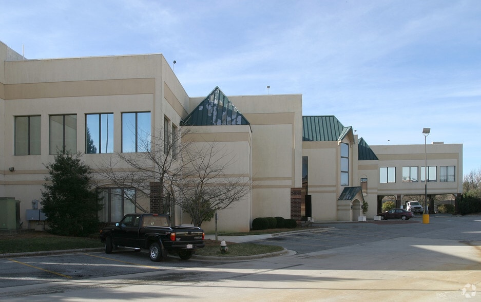 3800 S Holden Rd, Greensboro, NC à vendre - Photo du bâtiment - Image 2 de 16