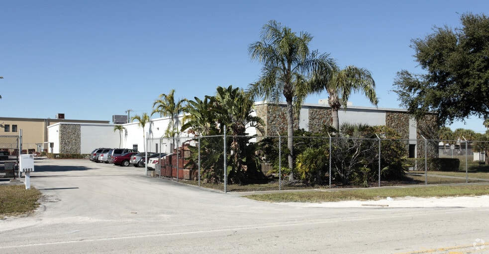 6985 Garden Rd, Riviera Beach, FL for lease - Building Photo - Image 3 of 7