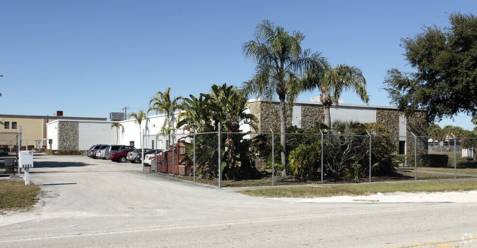 6985 Garden Rd, Riviera Beach, FL à louer - Photo du bâtiment - Image 3 de 7