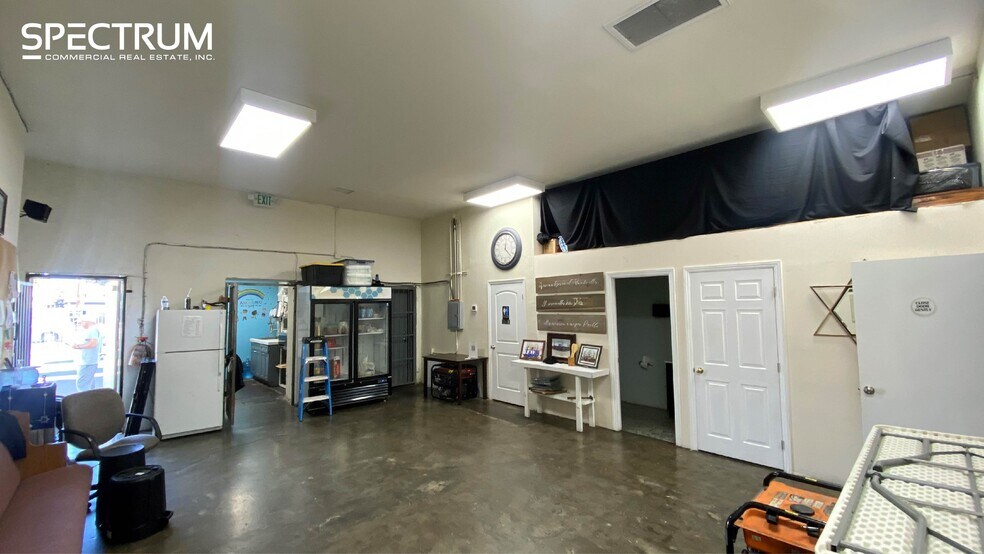 7250-7256 Reseda Blvd, Reseda, CA à louer - Photo du bâtiment - Image 2 de 3