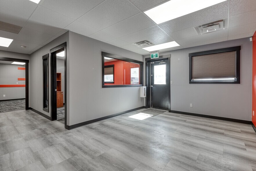 133 River Ave, Cochrane, AB à louer - Photo du bâtiment - Image 3 de 10