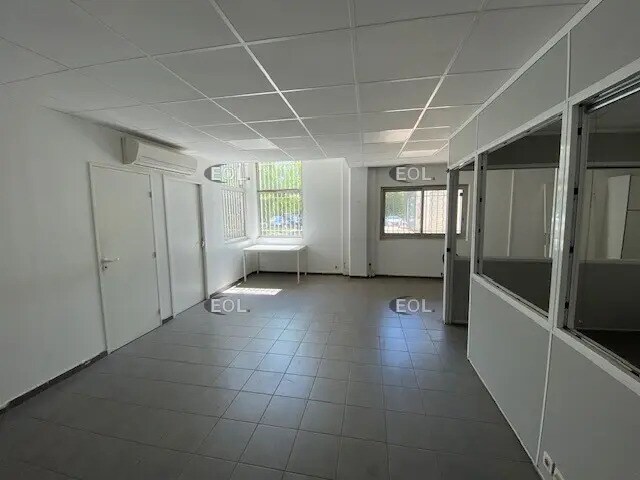 Flex in Vitrolles for lease - Interior Photo - Image 2 of 5