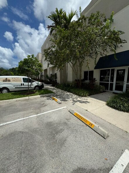 2450 W Sample Rd, Pompano Beach, FL à louer - Photo du bâtiment - Image 2 de 8