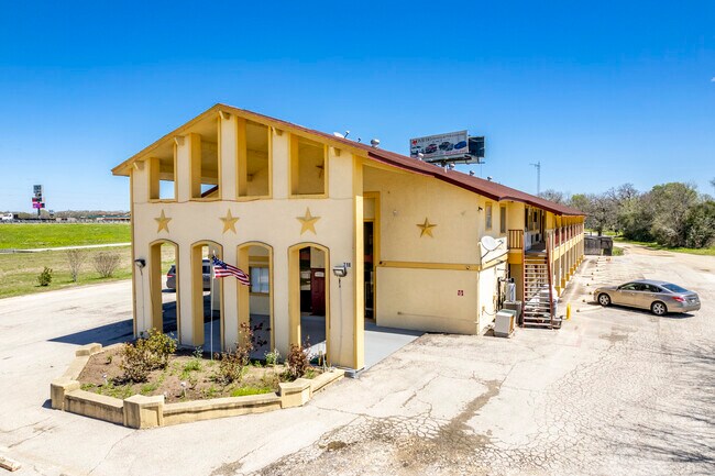 More details for 718-720 N La Grange St, Flatonia, TX - Hospitality for Sale