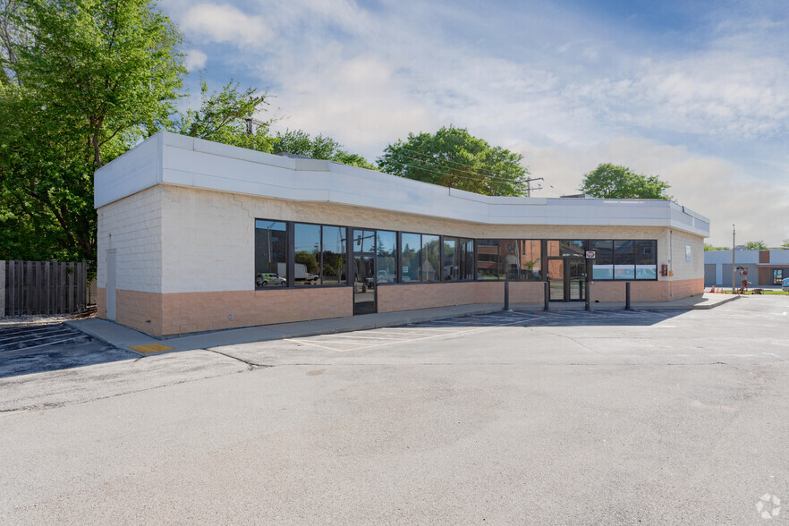 11216 W Bluemound Rd, Wauwatosa, WI for lease - Primary Photo - Image 1 of 9