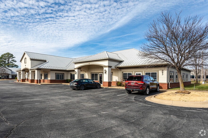 303 SW 18th St, Bentonville, AR for lease - Building Photo - Image 2 of 4