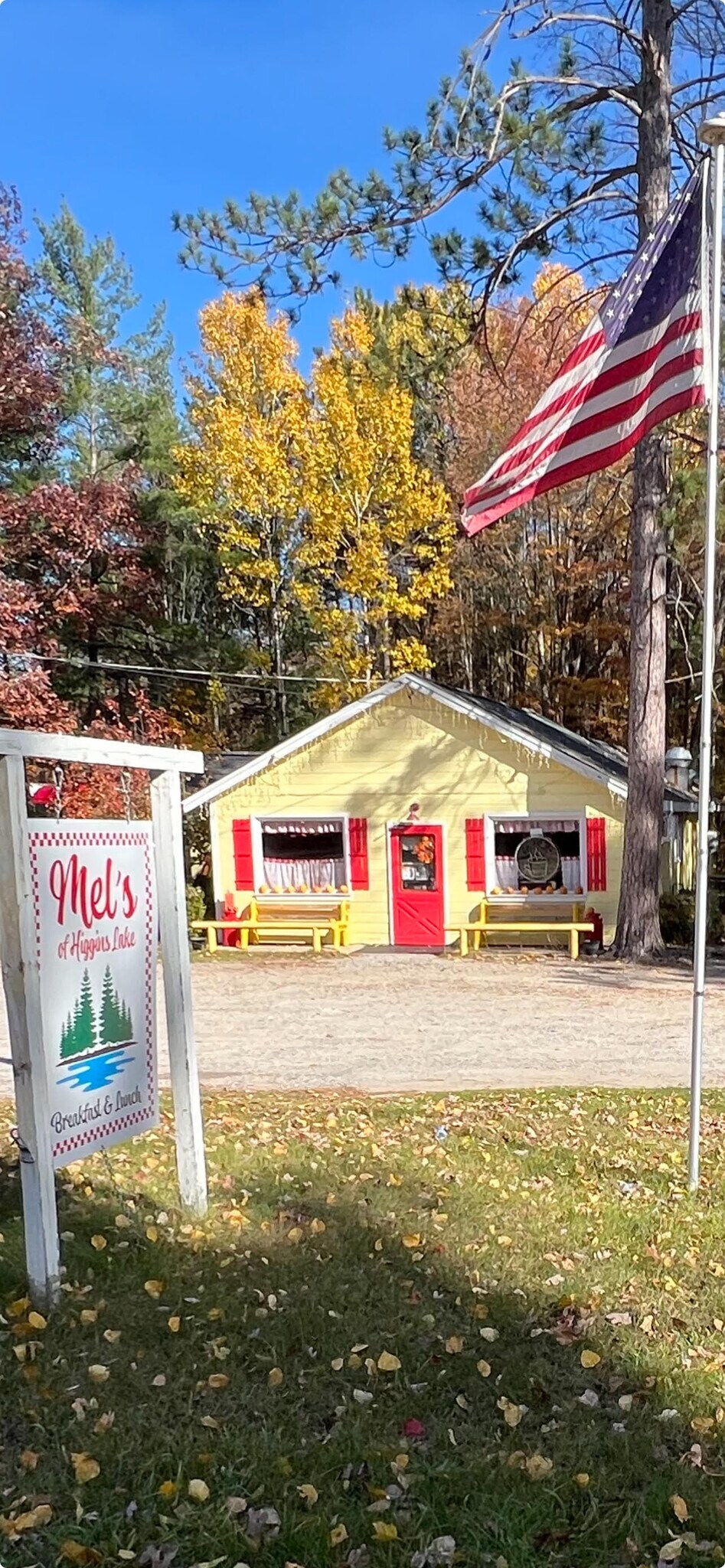 3556 E Higgins Lake Dr, Higgins Lake, MI à vendre Photo du bâtiment- Image 1 de 17