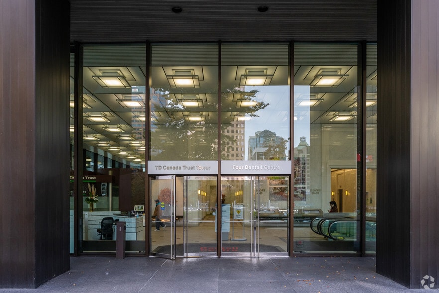 1055 Dunsmuir St, Vancouver, BC à louer - Photo du bâtiment - Image 3 de 9