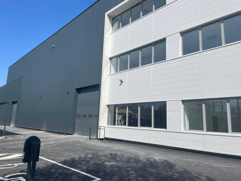 Flex dans Villeneuve-la-Garenne à louer - Photo du bâtiment - Image 3 de 14