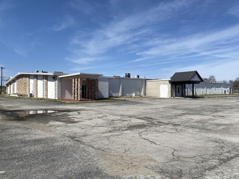 7727 E 41st St, Tulsa, OK for lease - Building Photo - Image 1 of 17