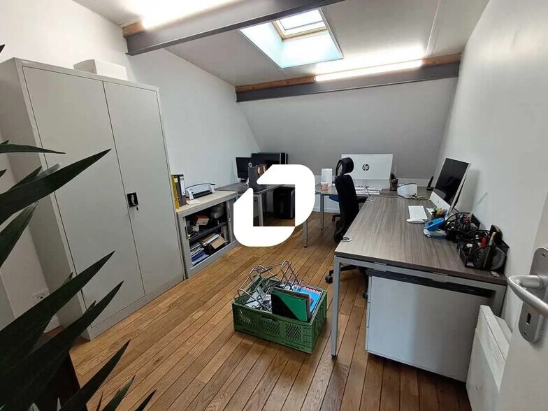 Office in Arcueil for lease - Interior Photo - Image 2 of 5