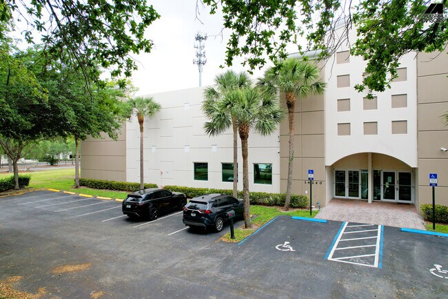 Plus de détails pour 14240 Palmetto Frontage Rd, Miami Lakes, FL - Industriel à louer