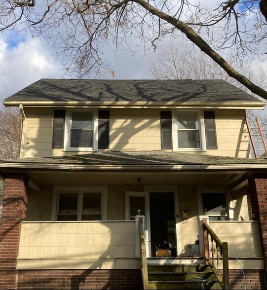 549 Garry Rd, Akron, OH à vendre - Photo principale - Image 1 de 1