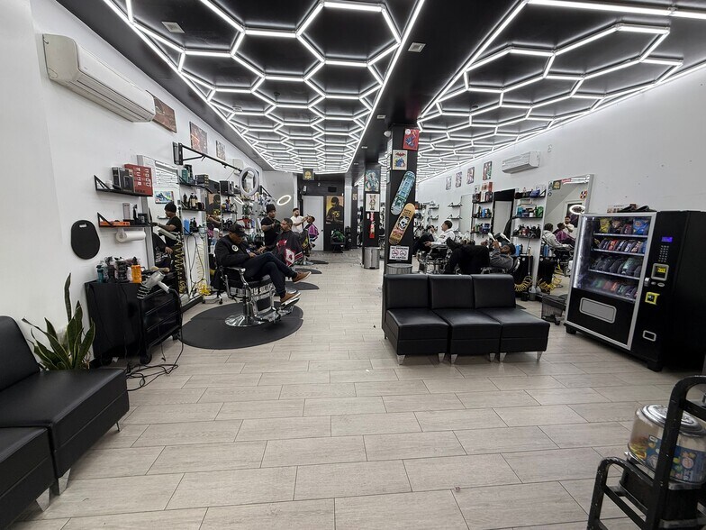 77-85 Graham Ave, Brooklyn, NY à louer - Photo du bâtiment - Image 2 de 8