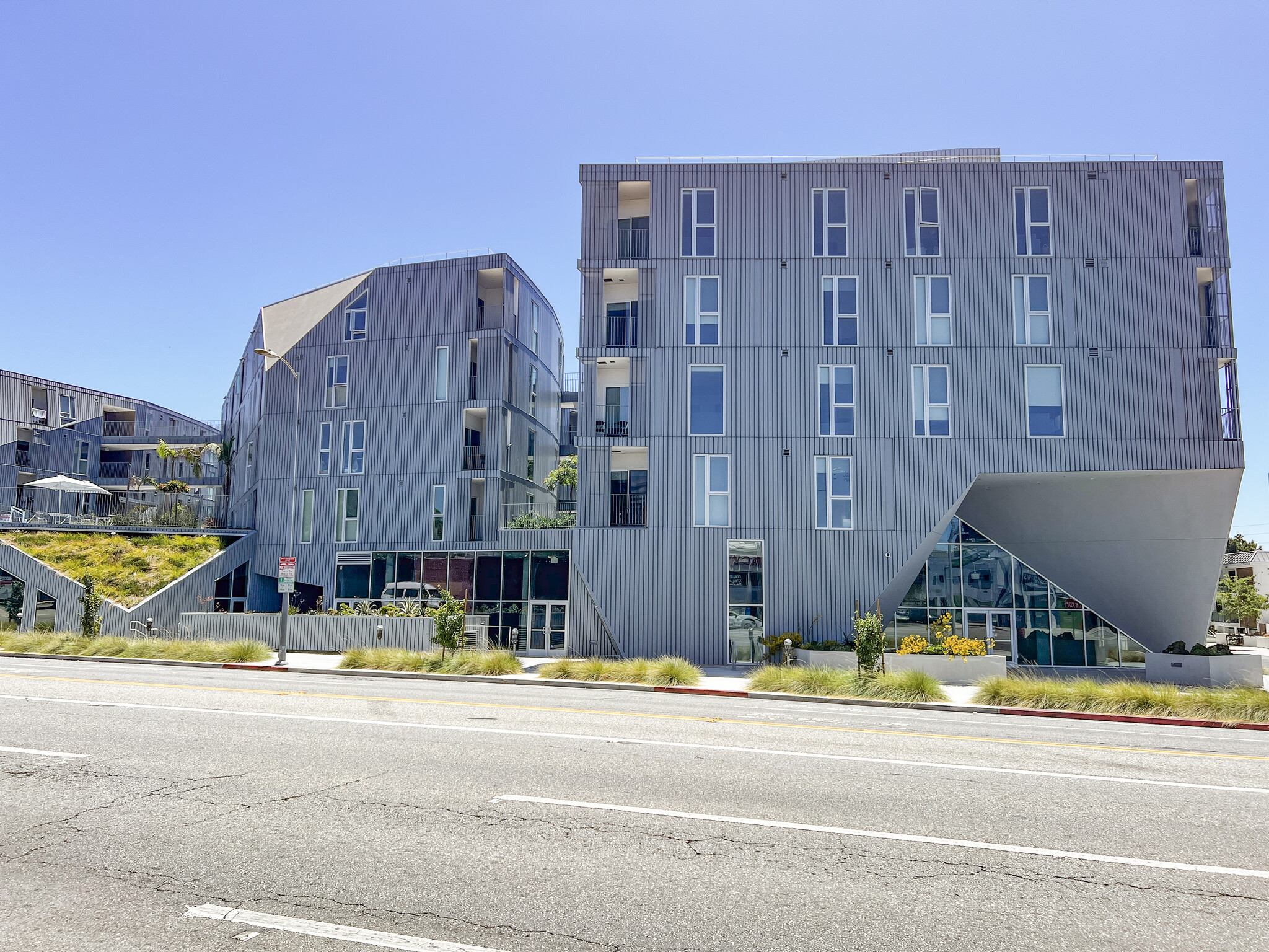 11776 Santa Monica Blvd, Los Angeles, CA for lease Building Photo- Image 1 of 2