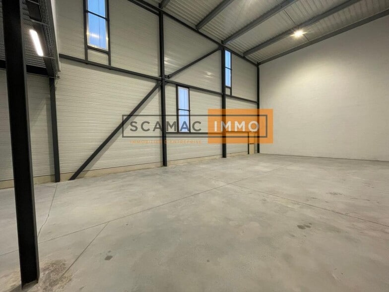 Industrial in Pontoise for lease - Building Photo - Image 1 of 8