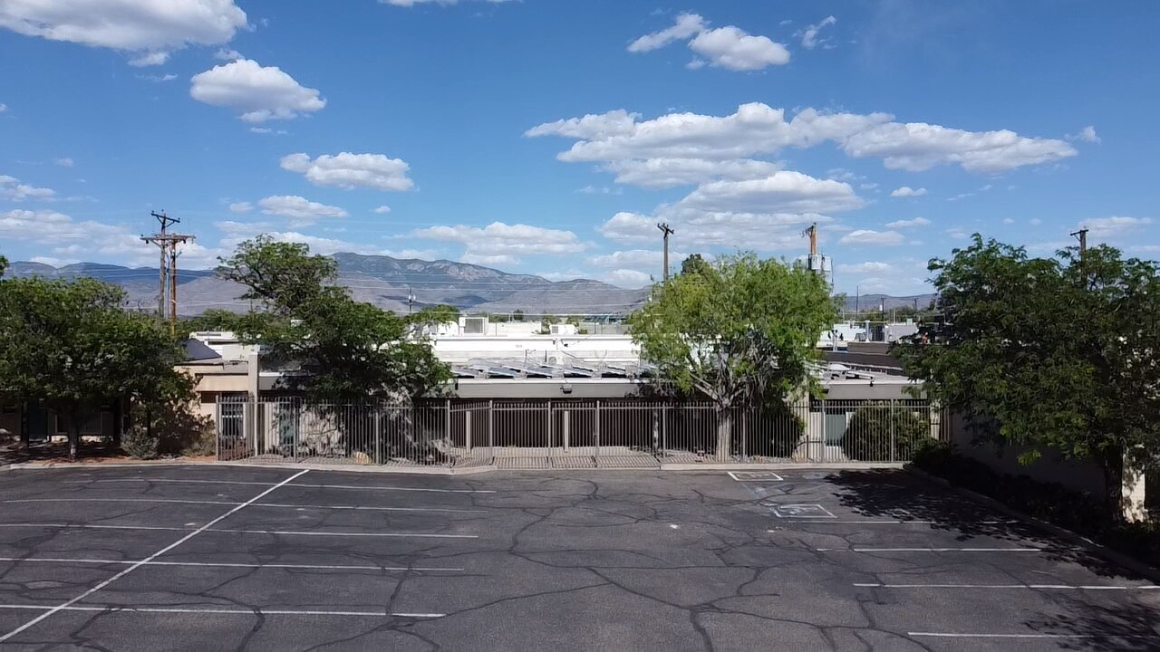 630 Manzano St NE, Albuquerque, NM à vendre Photo du bâtiment- Image 1 de 4