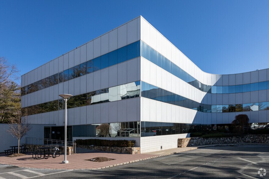 115 E Stevens Ave, Valhalla, NY à louer - Photo du bâtiment - Image 3 de 8