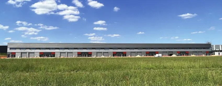 Industrial in Le Thillay for lease Building Photo- Image 1 of 5