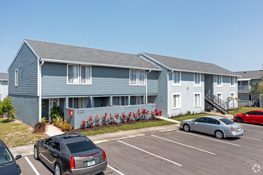 2148 54th Ave S, Saint Petersburg, FL à vendre - Photo du bâtiment - Image 3 de 61