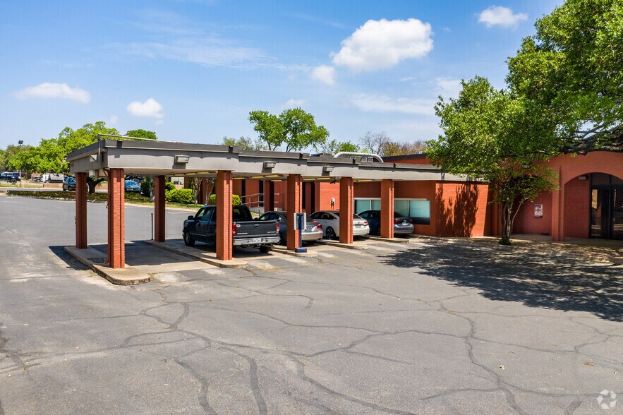 100 E Anderson Ln, Austin, TX à louer - Photo du bâtiment - Image 3 de 10