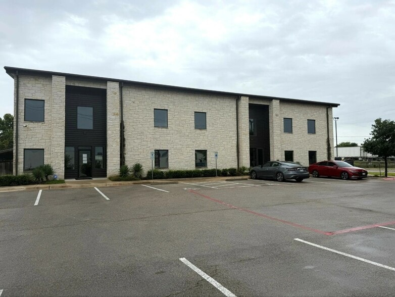 1212 Chisholm Trail Rd, Round Rock, TX for lease - Building Photo - Image 1 of 11