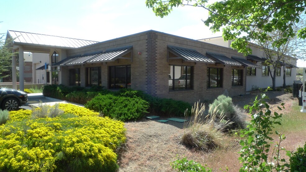 708 SW Umatilla Ave, Redmond, OR à louer - Photo du bâtiment - Image 2 de 5