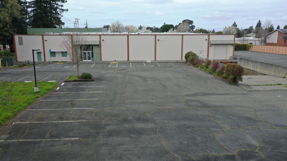2049 W Steele Ln, Santa Rosa, CA à louer - Photo du bâtiment - Image 2 de 14