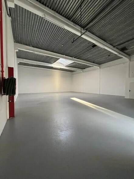 Flex in Éragny for lease - Interior Photo - Image 2 of 6