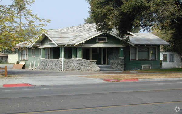 6841 Magnolia Ave, Riverside, CA à louer - Photo du bâtiment - Image 3 de 6